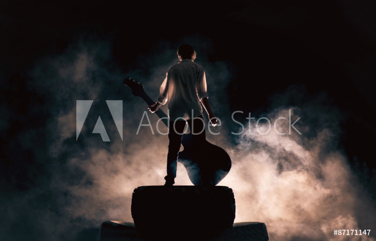 Afbeeldingen van Rock musician and large guitar a lot of smoke